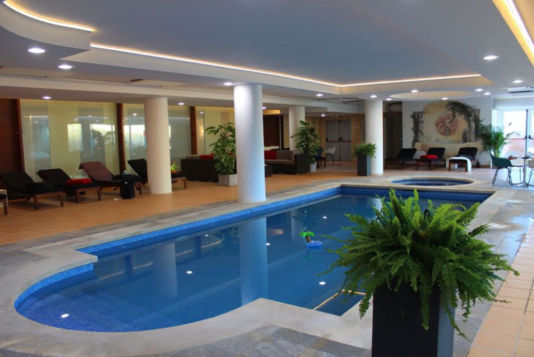 Indoor Pool mit Whirlpool
